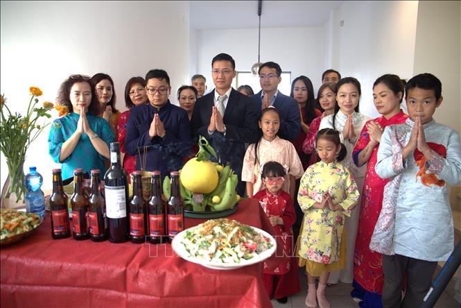 Đại diện Đại sứ quán Việt Nam tại Israel và cộng đồng người Việt thực hiện nghi lễ cúng ngày Tết ông Công, ông Táo. Ảnh: Thanh Bình - PV TTXVN tại Israel