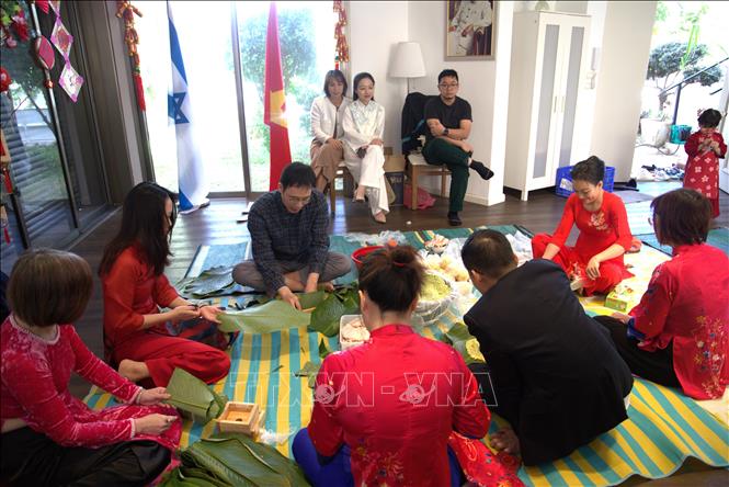 Khoảnh khắc quây quần gói bánh chưng của cộng đồng người Việt tại Israel. Ảnh: Thanh Bình - PV TTXVN tại Israel