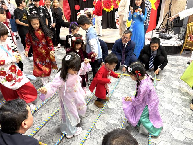 Các em nhỏ hào hứng tham gia nhảy sạp trong chương trình Xuân Quê hương tại Thổ Nhĩ Kỳ. Ảnh: TTXVN phát