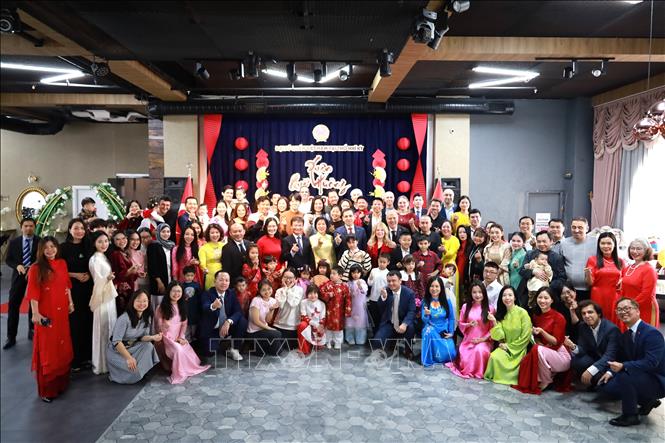 Đại sứ Đặng Thị Thu Hà cùng các quan khách và cộng đồng người Việt tại Thổ Nhĩ Kỳ. Ảnh: TTXVN phát