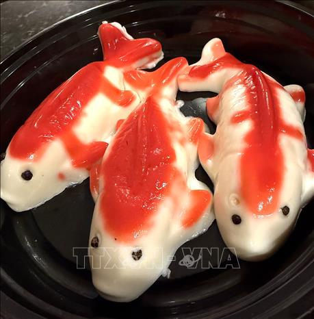 Cá chép làm từ thạch rau câu, gợi nhớ hình ảnh ngày Tết Ông Công, Ông Táo. Ảnh: Ngọc Quang - PV TTXVN tại Mỹ