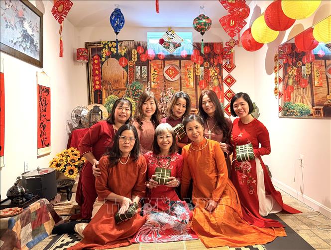 Kiều bào gìn giữ truyền thống mặc áo dài trong dịp Tết cổ truyền. Ảnh: Ngọc Quang, PV TTXVN tại Mỹ