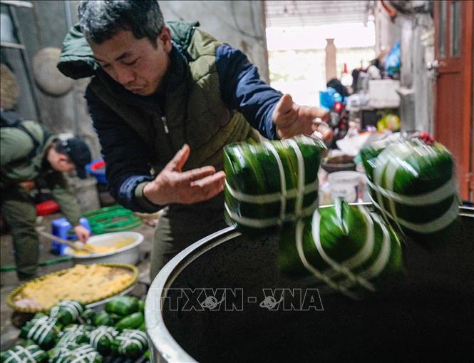 Những nồi bánh chưng được nấu liên tục suốt nhiều giờ liền, giữ đúng thời gian nấu từ 10–12 tiếng để bánh chín đều, dẻo thơm. Ảnh: Khánh Hoà - TTXVN