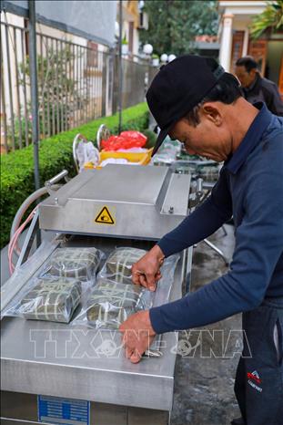 Bánh chưng được hút chân không để bảo quản thời gian lâu hơn. Ảnh: Khánh Hoà - TTXVN