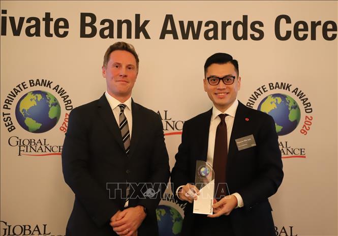 Ông Nguyễn Thế Anh, Giám đốc Private và Priority của Techcombank, nhận giải thưởng từ ông Richard Scholtz, Giám đốc điều hành Global Finance. Ảnh: Hữu Tiến - PV TTXVN tại Anh