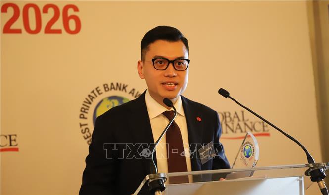 Ông Nguyễn Thế Anh, Giám đốc Private và Priority của Techcombank, phát biểu sau khi nhận giải thưởng Best Private Bank in Vietnam. Ảnh: Hữu Tiến - PV TTXVN tại Anh