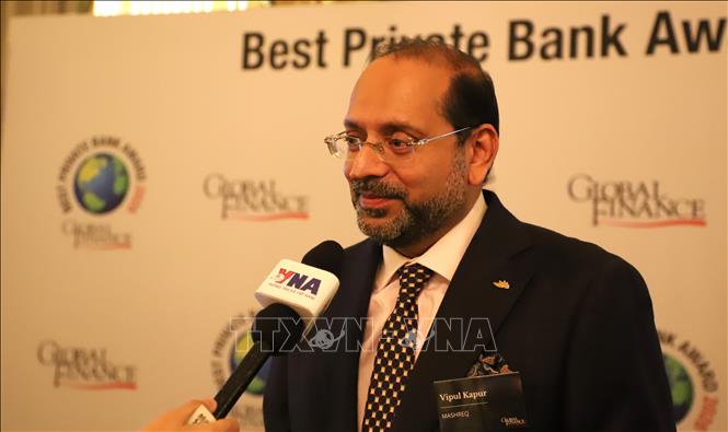 Ông Vipul Kapur, Giám đốc Private Banking của Mashreq Bank (Các Tiểu vương quốc Arab Thống nhất-UAE) trả lời phỏng vấn của TTXVN. Ảnh: Hữu Tiến - PV TTXVN tại Anh