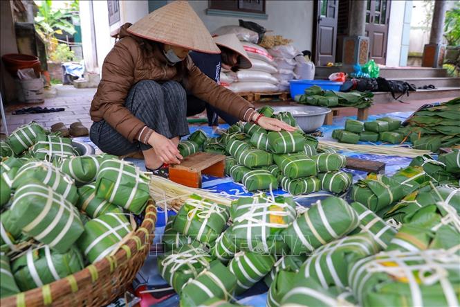 Tranh Khuc villagers make chung cakes all year round for shops and supermarkets. VNA Photo: Khánh Hoà