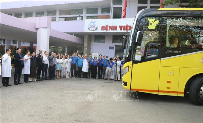 Các cán bộ, bác sĩ Bệnh viện Trung ương Huế tạm biệt người bệnh về quê đón Tết. Ảnh: Mai Trang - TTXVN