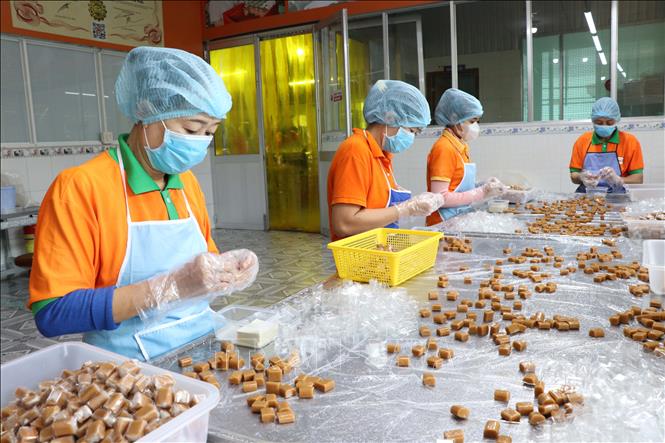 Công nhân Công ty TNHH Chế biến dừa sáp Cầu Kè (Vicosap), xã Tam Ngãi tăng ca liên tục để 