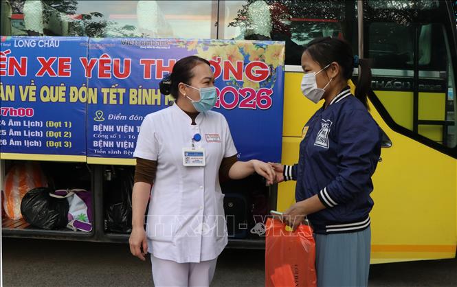 Nhân viên y tế Bệnh viện Trung ương Huế chia tay bệnh nhân về quê đón Tết. Ảnh: Mai Trang - TTXVN
