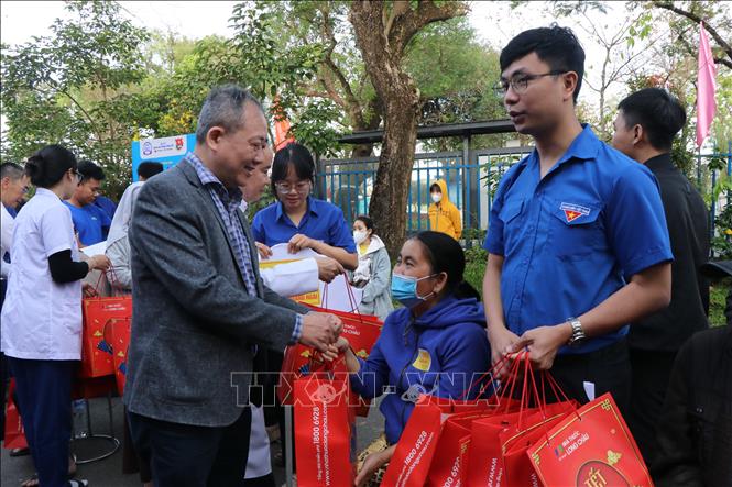 Bác sĩ Bệnh viện Trung ương Huế trao quà Tết cho người bệnh. Ảnh: Mai Trang - TTXVN