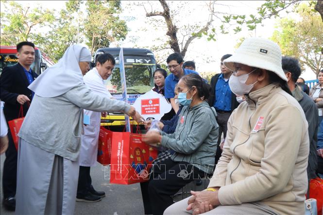 Trao quà Tết hỗ trợ cho bệnh nhân. Ảnh: Mai Trang - TTXVN