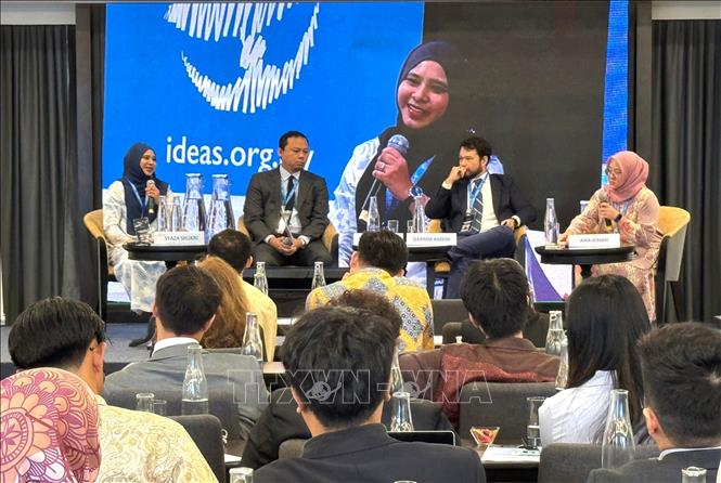 Các diễn giả tại phiên thảo luận về không gian chính sách của Malaysia trong thế giới phân mảnh. Ảnh: Viên Luyến – PV TTXVN tại Malaysia
