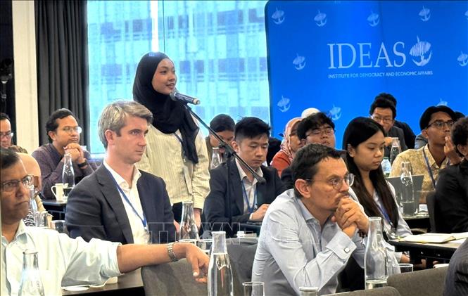 Khán giả đặt câu hỏi tại phiên thảo luận. Ảnh: Viên Luyến – PV TTXVN tại Malaysia
