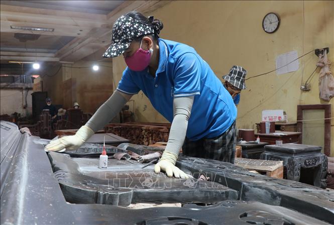 Khâu xử lý hoàn thiện sản phẩm cần sự tỷ mỉ, tinh xảo cao. Ảnh: Thanh Thương - TTXVN