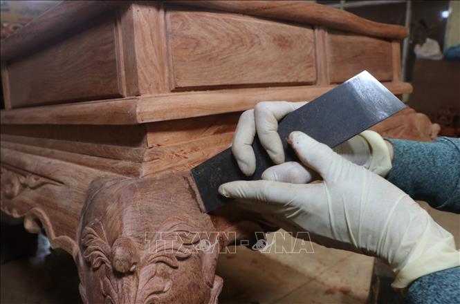 Khâu cạo gỗ để tạo ra các sản phẩm gỗ bóng, chắc. Ảnh: Thanh Thương - TTXVN
