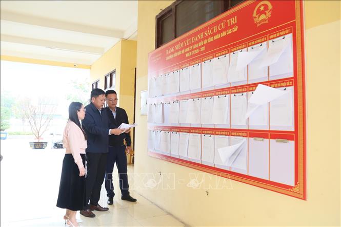 Cán bộ UBND xã Bắc Trạch (Quảng Trị) kiểm tra, rà soát việc niêm yết danh sách cử tri bầu cử đại biểu Quốc hội khóa XVI và đại biểu HĐND các cấp nhiệm kỳ 2026 - 2031. Ảnh: Tá Chuyên - TTXVN