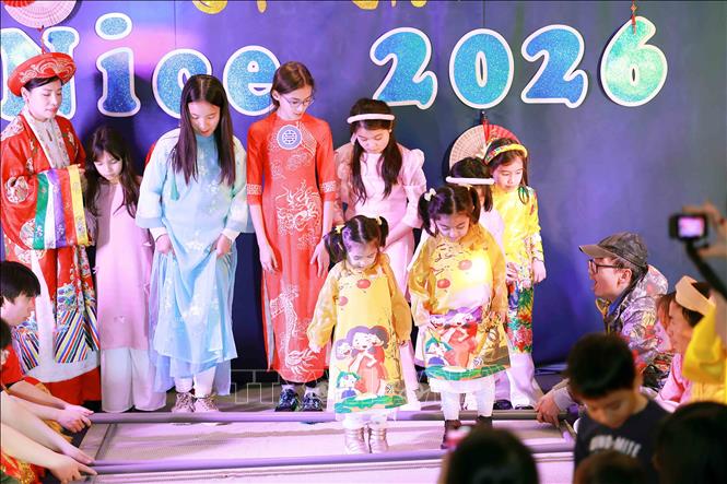 Trẻ em thích thú trải nghiệm múa sạp tại chương trình “Tết Việt Nice 2026”. Ảnh: TTXVN phát 