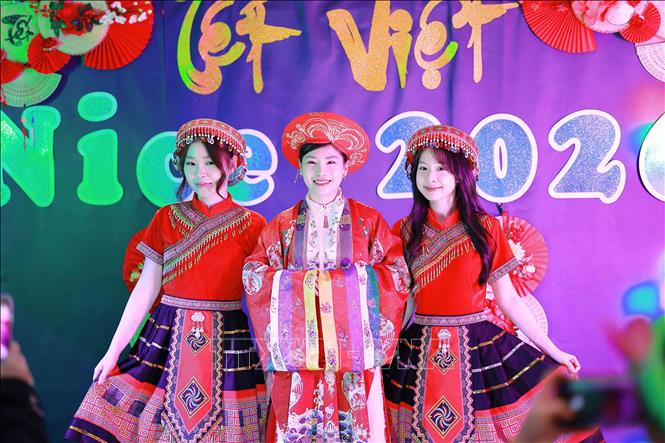 Các chị em xúng xính trong những bộ trang phục truyền thống. Ảnh: TTXVN phát 