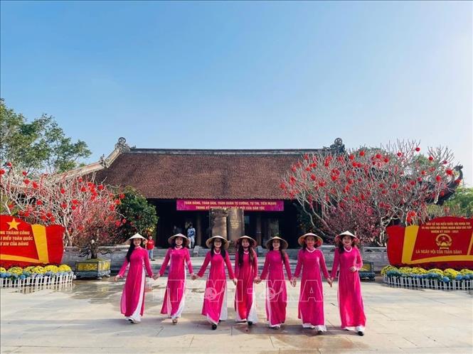 Du khách check-in tại Khu Di tích Quốc gia đặc biệt Kim Liên (Nghệ An). Ảnh: TTXVN phát 