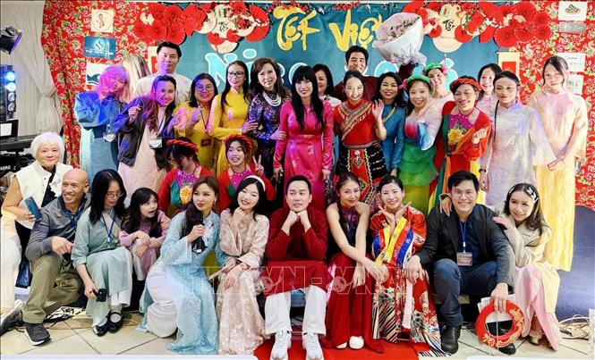 Bà Stephanie Do (áo dài hồng đứng giữa), nữ nghị sĩ gốc Á đầu tiên tại Pháp, cùng chung vui với cộng đồng người Việt tại Nice. ẢNh: TTXVN phát 