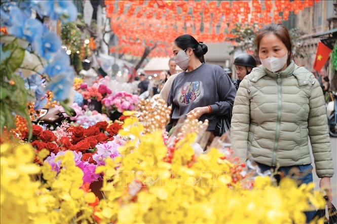 Năm nay, UBND phường Hoàn Kiếm mở rộng không gian chợ hoa nhằm tạo điểm đến hấp dẫn cho người dân và du khách vui chơi, sắm Tết. Ảnh: Minh Quyết - TTXVN