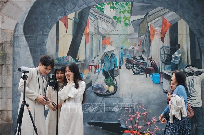 Không gian chợ năm nay được mở rộng, kết nối với phố Hàng Mã và kéo dài sang khu vực Phùng Hưng. Ảnh: Minh Quyết - TTXVN