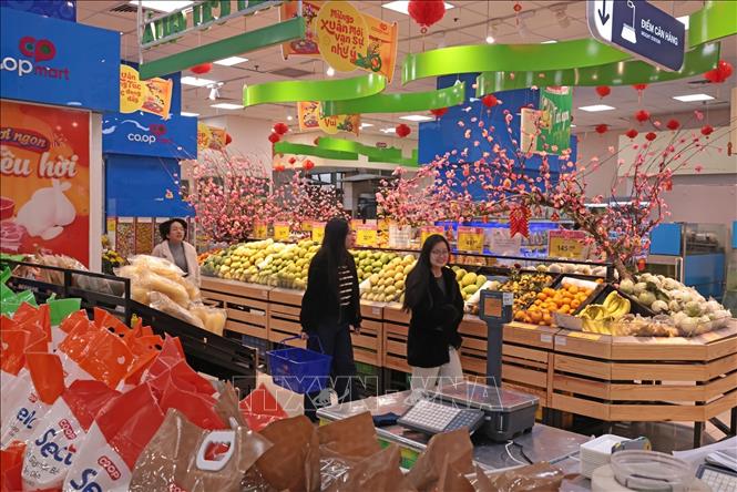 Các quầy hàng tại Co.opmart Nguyễn Trãi, Hà Nội được trang trí không khí Xuân. Ảnh: Trần Việt - TTXVN