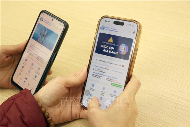 Người dân dễ dàng sử dụng App công nghệ “Ứng dụng giải pháp công nghệ, cải tiến trong quản lý vận hành cấp nước, nâng cao hiệu quả và chất lượng dịch vụ cấp nước cho nhân dân”. Ảnh: Hoàng Ngọc – TTXVN 