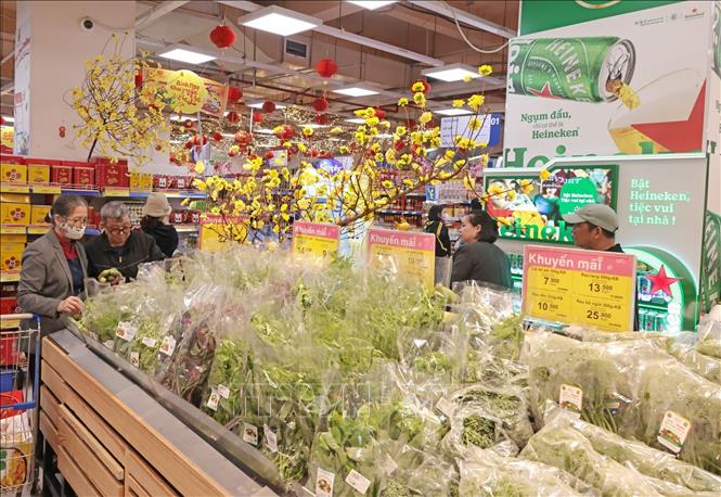 Quầy hàng rau xanh tiêu chuẩn VietGAP và nông sản an toàn tại Co.opmart Nguyễn Trãi, Hà Nội được trang trí không khí Xuân. Ảnh: Trần Việt - TTXVN
