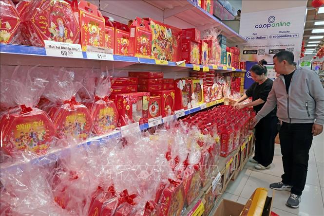 Mứt Tết truyền thống bày bán tại Co.opmart Nguyễn Trãi, Hà Nội. Ảnh: Trần Việt - TTXVN