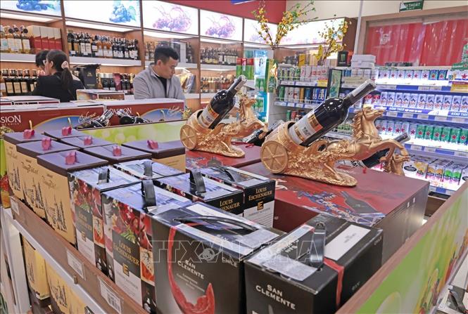 Quầy bán đồ uống tại Co.opmart Nguyễn Trãi, Hà Nội được trang trí không khí Xuân. Ảnh: Trần Việt - TTXVN