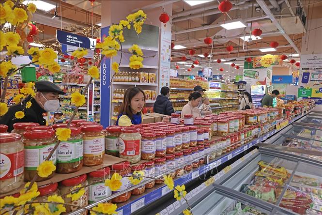 Đa dạng hàng Tết bày bán tại Co.opmart Nguyễn Trãi, Hà Nội. Ảnh: Trần Việt - TTXVN