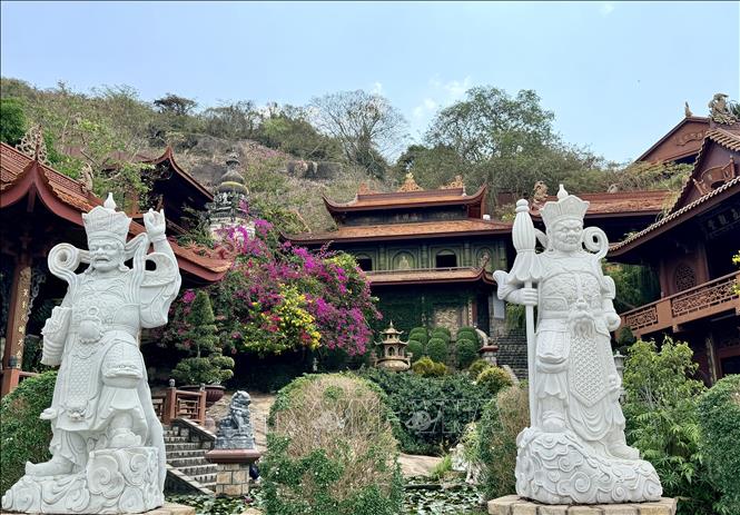 Tượng thần Hộ Pháp nhìn xuống chân núi Sam. Ảnh: Thanh Sang - TTXVN