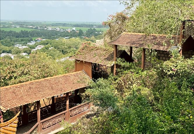 Các bậc thang dẫn từ chân núi lên chùa Hang với mái che cổ kính. Ảnh: Thanh Sang - TTXVN