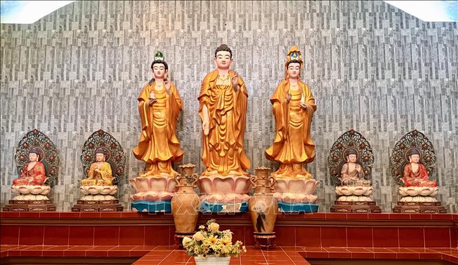 Tượng phật trên vách đá tại chùa Hang. Ảnh: Thanh Sang - TTXVN