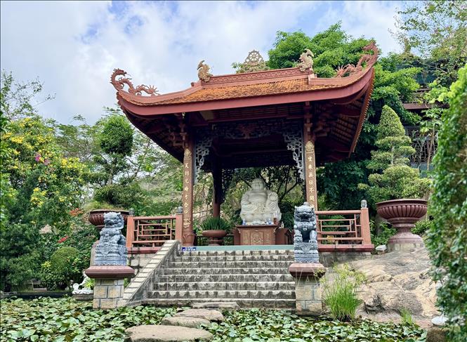 Điện thờ Phật Di Lặc trong khuôn viên chùa Hang. Ảnh: Thanh Sang - TTXVN