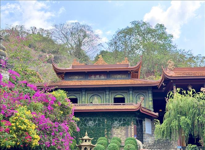 Khung cảnh thanh tịnh của chùa Hang. Ảnh: Thanh Sang - TTXVN