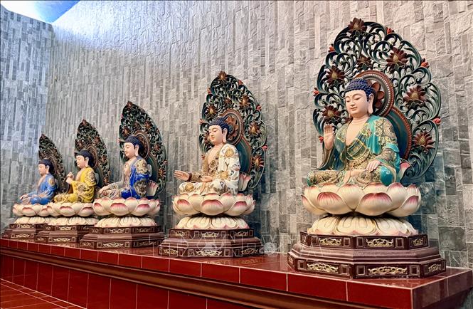 Tượng Phật trên vách đá tại chùa Hang. Ảnh: Thanh Sang - TTXVN