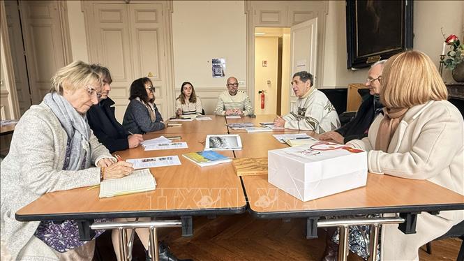 Đại diện AAFV gặp đại diện chính quyền địa phương nhằm chia sẻ, đề xuất một số định hướng hoạt động thời gian tới bên lề sự kiện. Ảnh: Hữu Chiến - PV TTXVN tại Pháp 