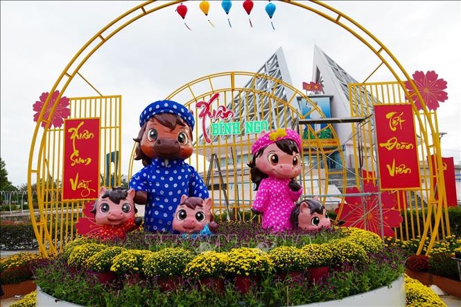 Tiểu cảnh trang trí ở Vườn hoa Xuân tại khu vực trước Bảo tàng tỉnh Khánh Hòa, cơ sở 2 (phường Phan Rang), phục vụ người dân và du khách vui Xuân, đón Tết. Ảnh: Nguyễn Thành – TTXVN