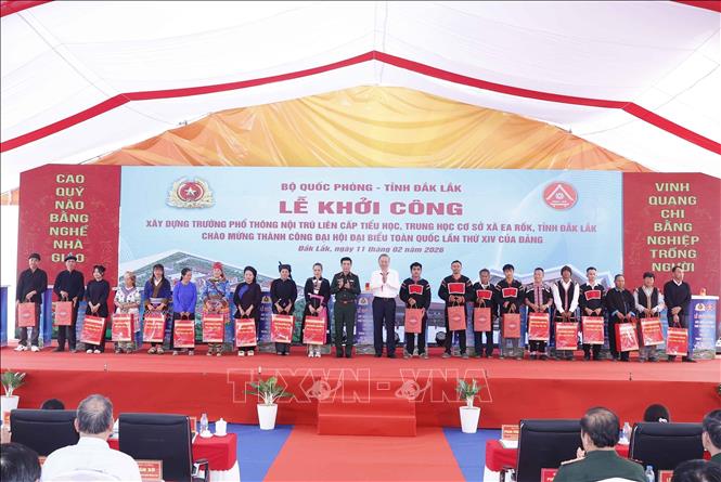 Tổng Bí thư Tô Lâm tặng quà cho các gia đình có hoàn cảnh khó khăn. Ảnh: Thống Nhất – TTXVN