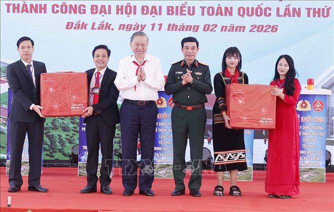 Tổng Bí thư Tô Lâm tặng quà cho xã Ea Rốk và nhà trường. Ảnh: Thống Nhất – TTXVN