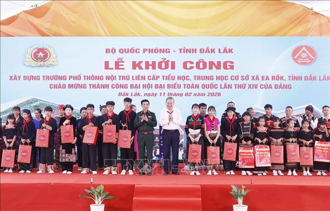Tổng Bí thư Tô Lâm tặng quà cho học sinh. Ảnh: Thống Nhất – TTXVN