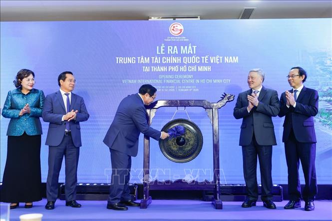 Thủ tướng Phạm Minh Chính đánh cồng khai trương Trung tâm Tài chính Quóc tế Việt Nam tại Thành phố Hồ Chí Minh. Ảnh: Dương Giang-TTXVN 