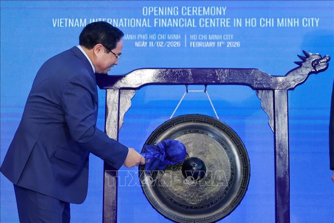 Thủ tướng Phạm Minh Chính đánh cồng khai trương Trung tâm Tài chính Quóc tế Việt Nam tại Thành phố Hồ Chí Minh. Ảnh: Dương Giang-TTXVN 