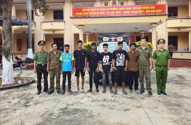 Công an phường Chơn Thành bàn giao 6 công dân Băng-la-đét có hành vi nhập cảnh phép, quá hạn cư trú. Ảnh: Đậu Tất Thành – TTXVN