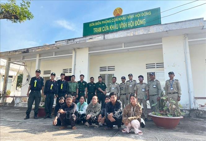 Trao trả 7 công dân Campuchia về nước. Ảnh: Đậu Tất Thành – TTXVN
