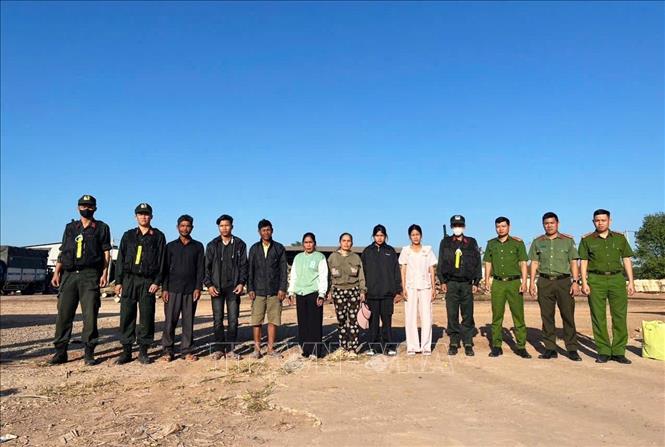Lực lượng chức năng trao trả 7 công dân Campuchia nhập cảnh trái phép về nước. Ảnh: Đậu Tất Thành – TTXVN